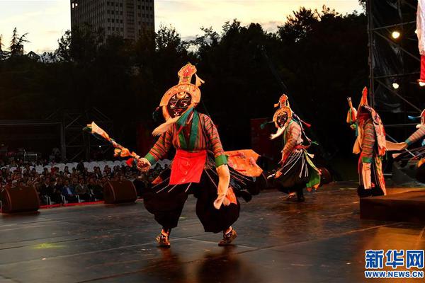 A community organized a 5K run to raise money for a local animal rescue shelter