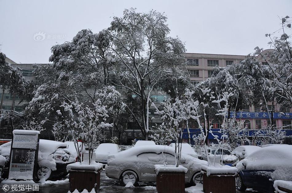 A gas leak at a residential complex forced 200 residents to evacuate temporarily