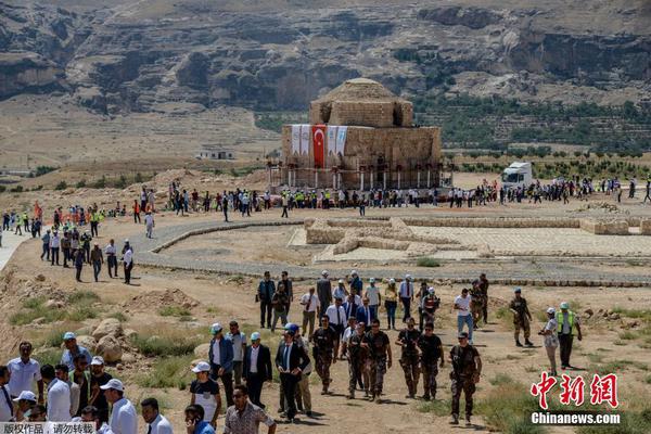 Florist delivers free flowers to senior centers on Mother’s Day