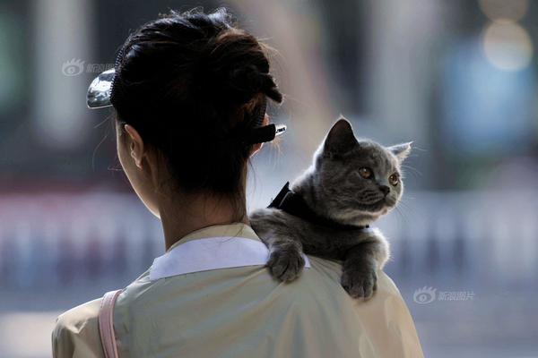 Florist delivers free flowers to senior centers on Mother’s Day
