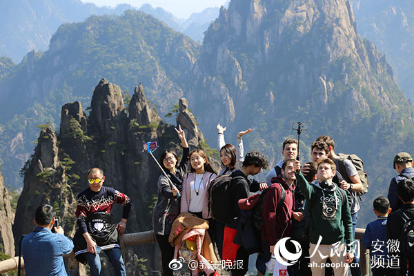 A severe thunderstorm with lightning strikes caused power outages for 6000 homes in the suburbs