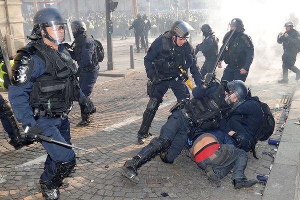 A city council discussed plans to reduce traffic congestion during rush hour