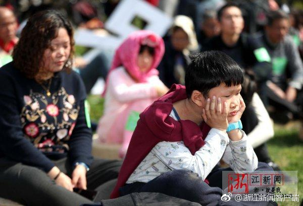 An international aid organization delivered 15000 tons of food to a country facing severe famine due to conflict