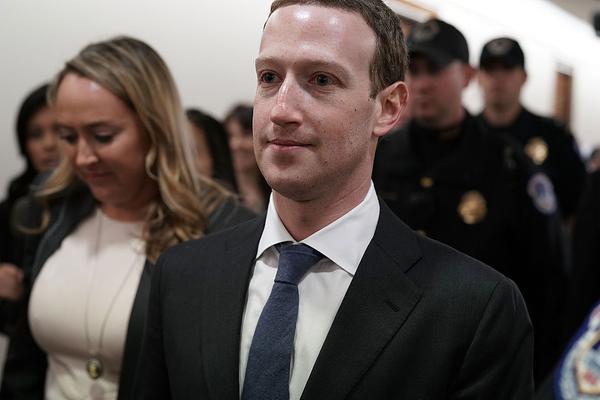 A bakery started making custom wedding cakes with 3D-printed sugar flowers