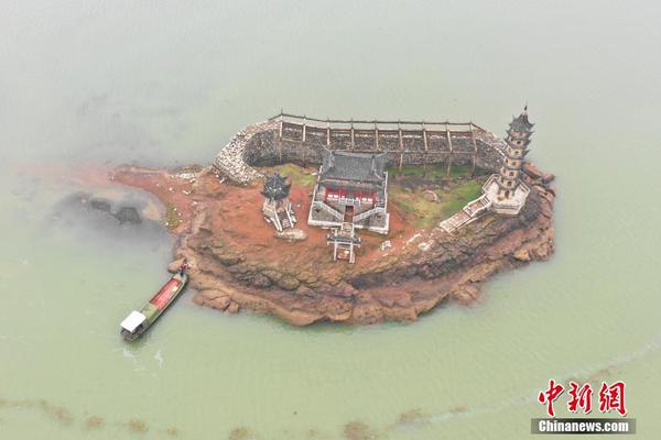 A café hosted a live music night featuring local musicians every Friday evening