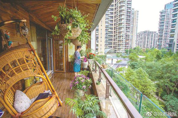 Fashion designer uses traditional weaving techniques from South America in new collection