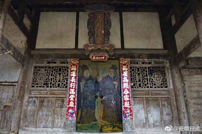 A fire at a shopping mall was extinguished quickly with no injuries reported to shoppers or staff