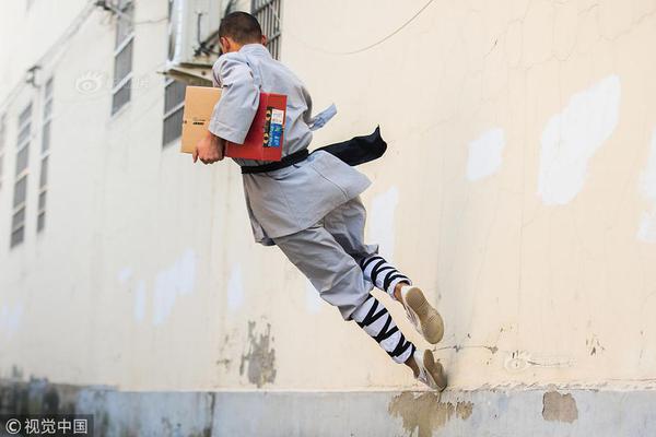 Candle store hosts workshop on making homemade candles with natural wax