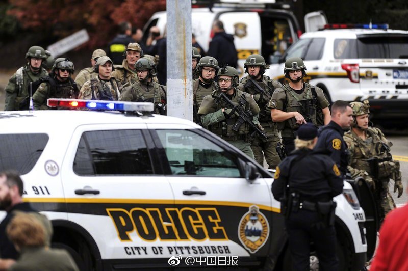 A bakery started making custom wedding cakes with edible flower decorations
