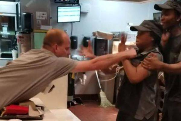 生成200條英文新聞句子，不需要生成文檔別分類，不要標點