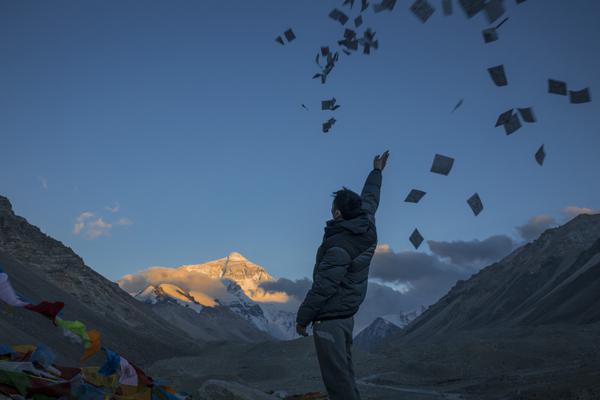 A famous actor starred in a new movie that premiered at a international film festival