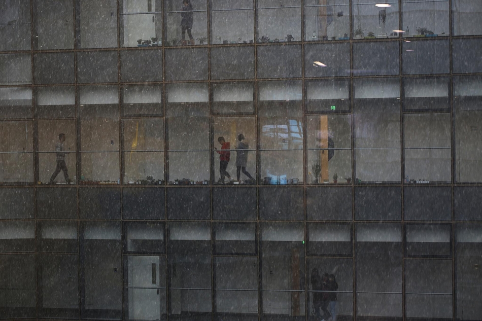 A bookstore hosted a book signing with a best-selling author, drawing over 300 attendees