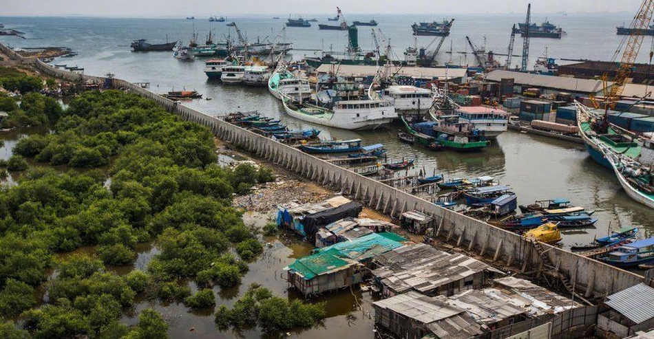 Toy store hosts craft day for kids to make their own toys
