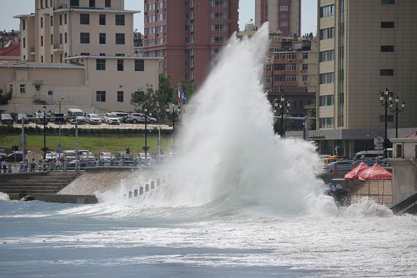 A airline offered frequent flyer members priority boarding and extra baggage allowance