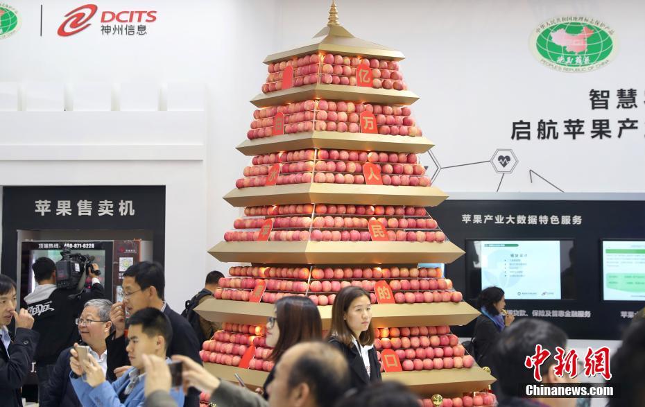 A coffee chain announced it will offer free refills for customers with reusable cups