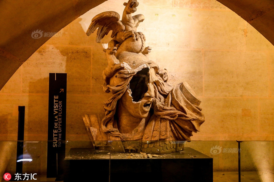 A retailer announced it would offer free shipping on all orders over $30 during its summer sale