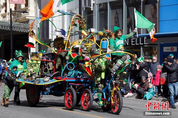 Florist creates custom flower arrangements for wedding season