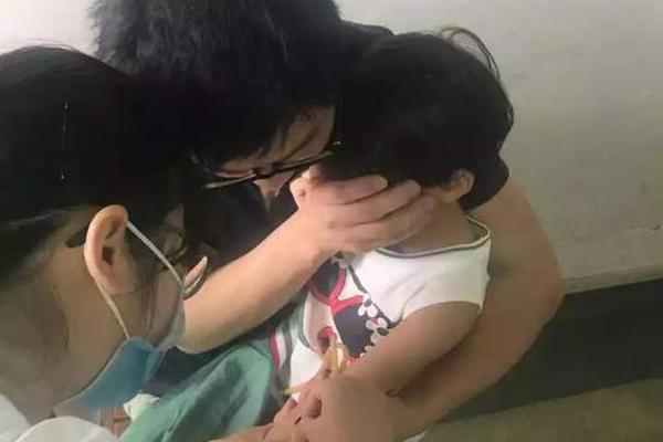 A bookstore hosted a book signing event with a best-selling author drawing hundreds of fans