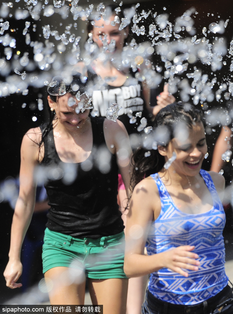 Theater group performs children’s play at community centers for free