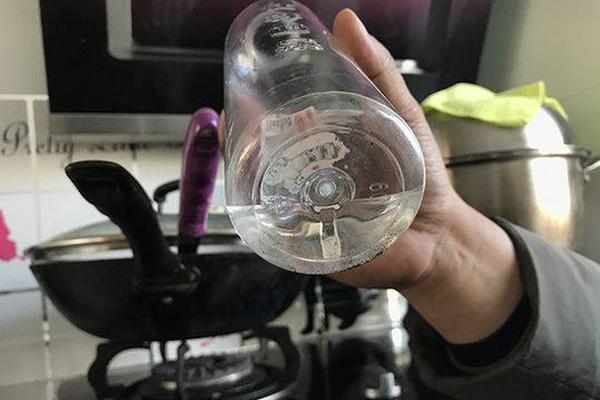 A hockey team announced a new coach to replace the outgoing coach who led the team for 10 years