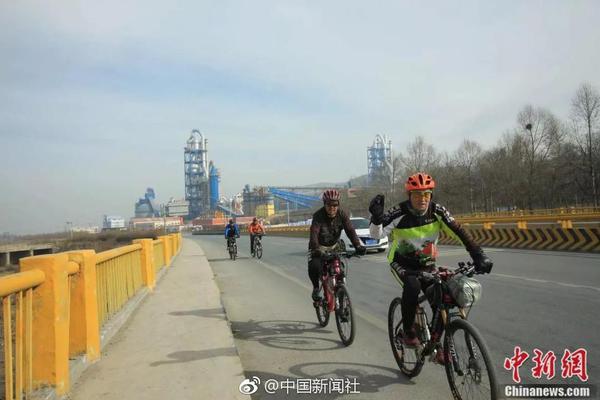 A taxi company offered discounts to senior citizens and students to increase ridership