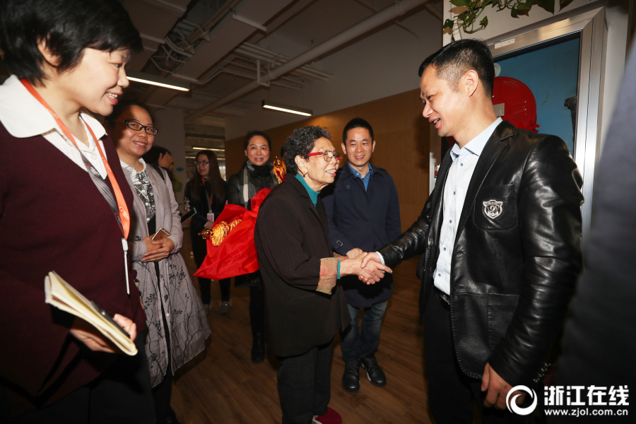 A new smartphone app helps users track their daily water intake