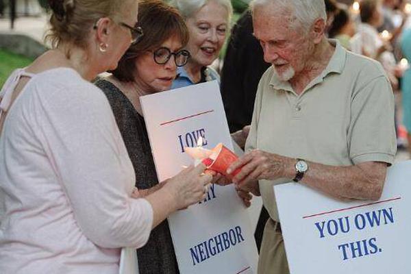 A photographer hosted an exhibition of black-and-white photos of the city’s historic buildings