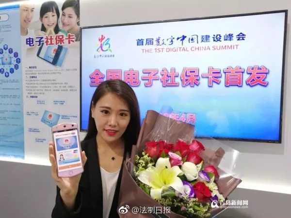 A museum hosted a night event with live music, art displays, and food trucks