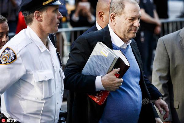 Art gallery hosts opening reception for exhibit by local contemporary artists