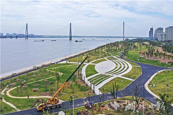 A city hosted a holiday parade that featured 50 floats and was watched by 10,000 people