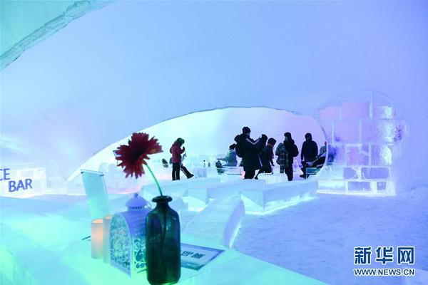 A bakery started making custom wedding cakes with hand-piped designs