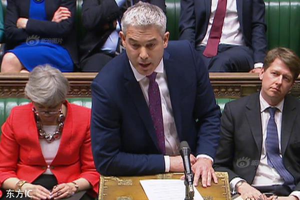 A large-scale wildfire in the western region was contained after five days of efforts by hundreds of firefighters.