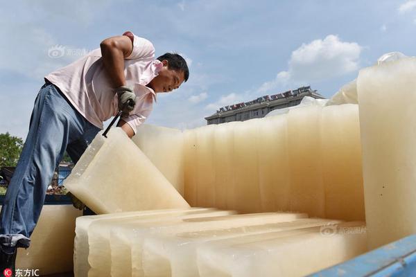 Researchers found that eating a handful of almonds daily can lower LDL cholesterol levels