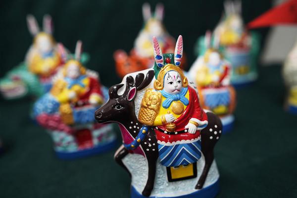 College students invented a device that turns food waste into fertilizer for home gardens