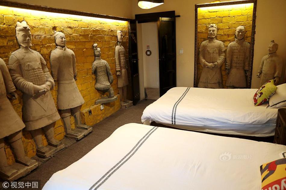 Football team signs veteran quarterback to one-year contract for upcoming season