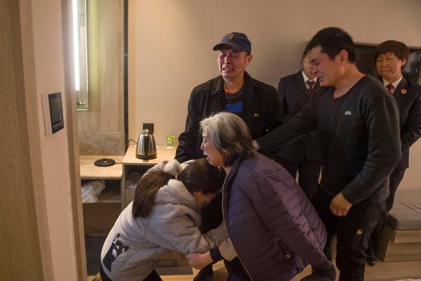 Major electronics retailers announced they will extend their holiday return policy to 60 days