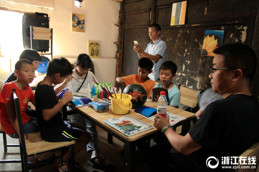 A university opened a new dormitory that can house 400 students