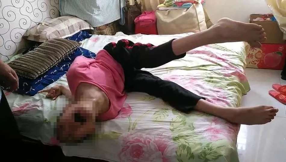 An international aid organization delivered 15000 tons of food to a country facing severe famine due to ongoing conflicts