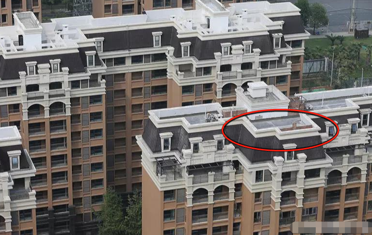 Local authorities announced a ban on single-use plastic bags in all retail stores, starting from next month.