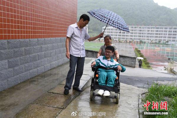 Photography exhibit featuring wildlife from African savannas opens downtown