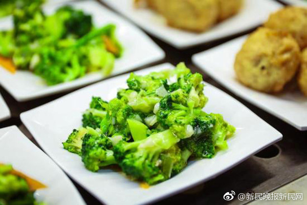 Art gallery showcases works by emerging local artists