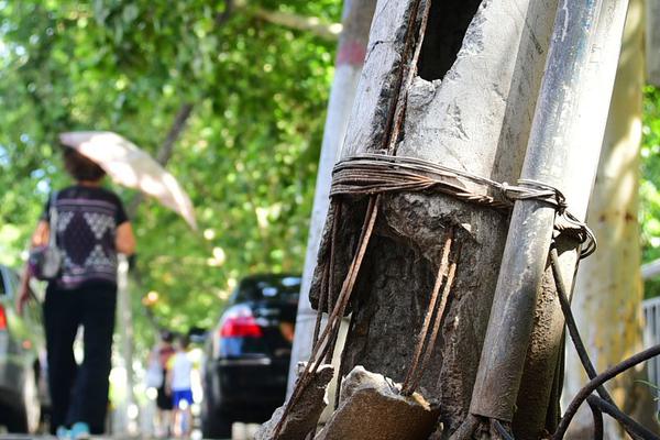 A major bookstore announced plans to offer more digital books and audiobooks