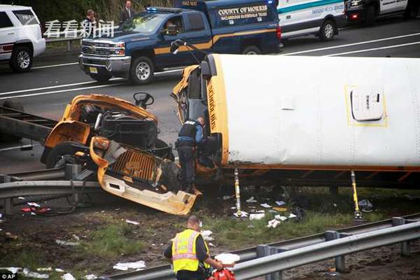 Local government organizes clean up event for city parks