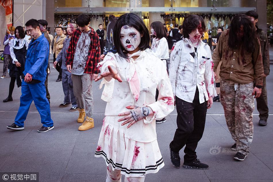 Biologists track movement of polar bears using satellite technology