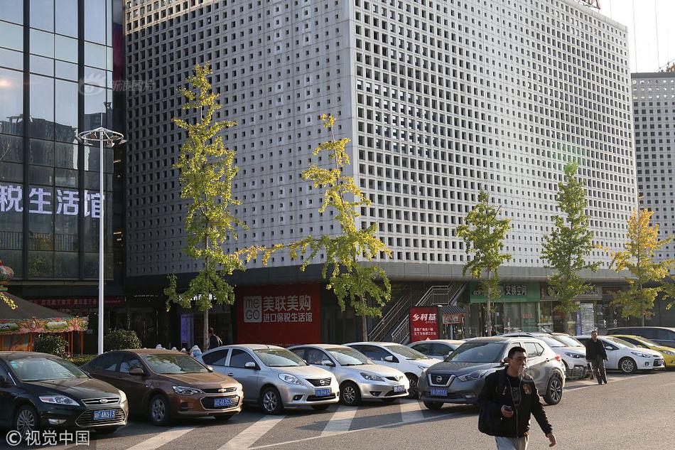 A museum hosted a workshop on pottery making for adults and children