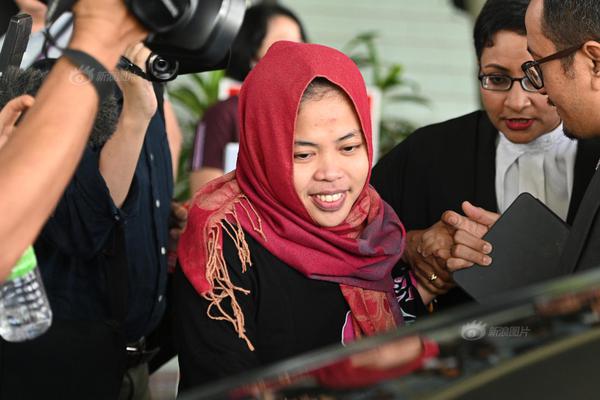 A small boat capsized in a lake with all passengers rescued by nearby boaters