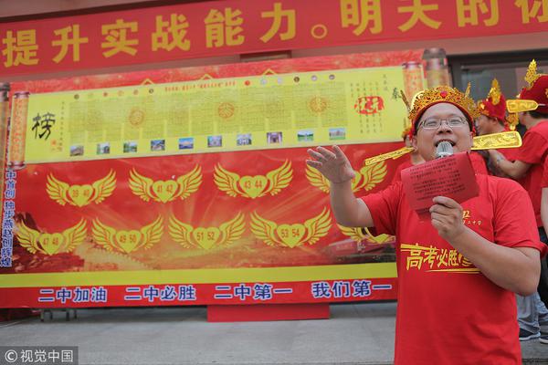 Pet store offers grooming services for exotic pets like birds and reptiles