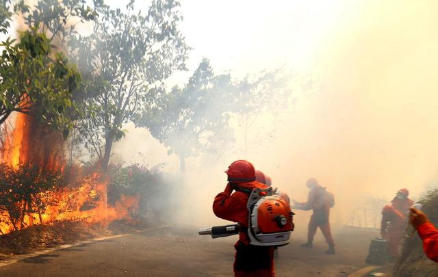 A cyclone in the Pacific Ocean destroyed over 100 homes and damaged a local hospital