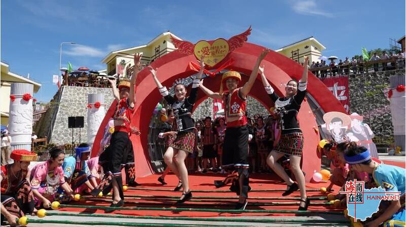 Park rangers teach visitors about Leave No Trace principles in wilderness areas