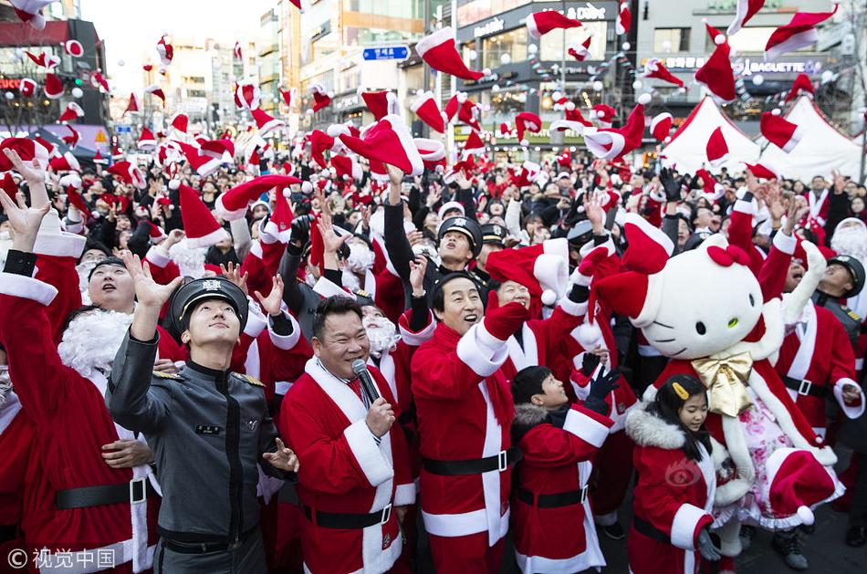 Scientists observed a rare astronomical event involving two passing comets